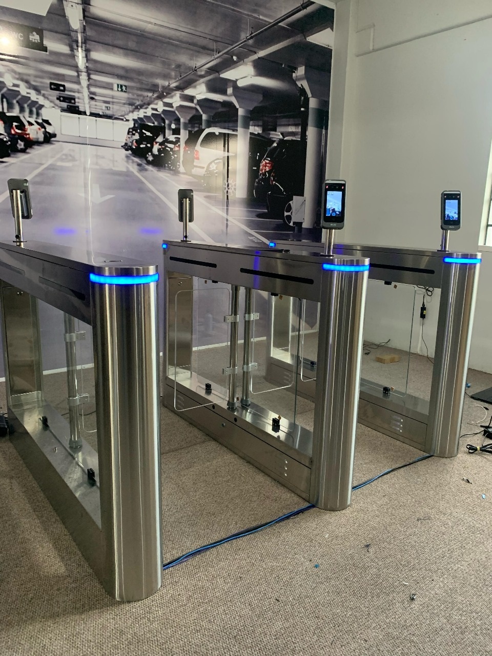 Catracas de vidro para controle de acesso em aeroportos e terminais