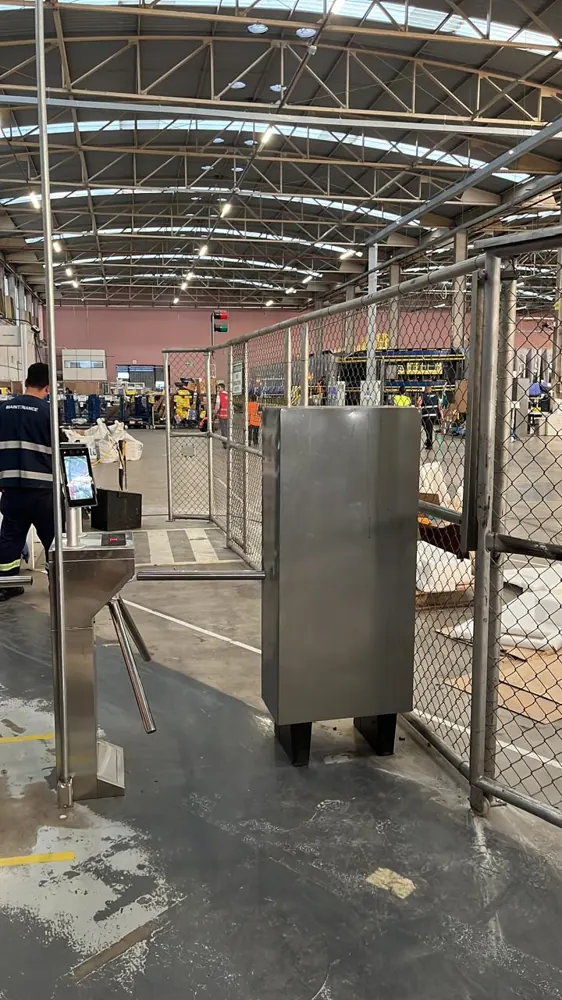 Catraca pedestal inox com reconhecimento facial em galpão