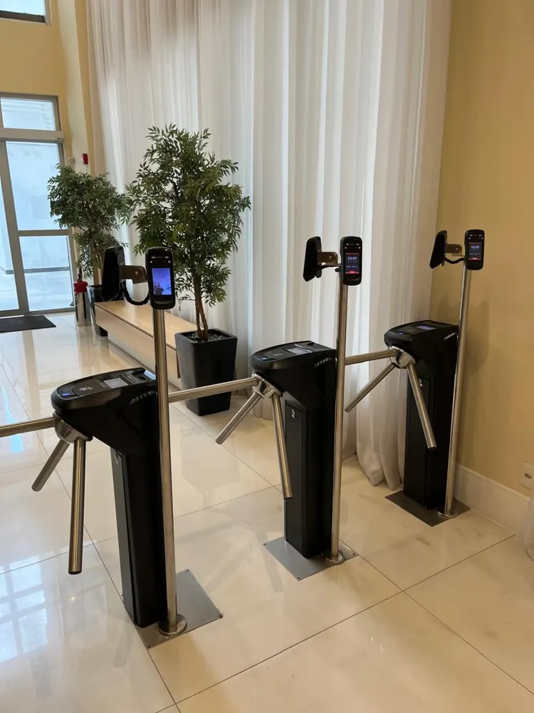 Catracas pedestal com reconhecimento facial na portaria