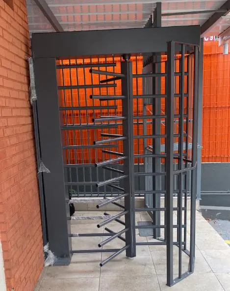 Torniquete altura total grafite na entrada