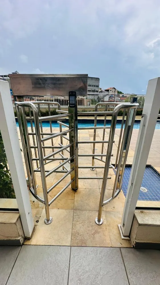 Torniquete inox com leitor no acesso à piscina