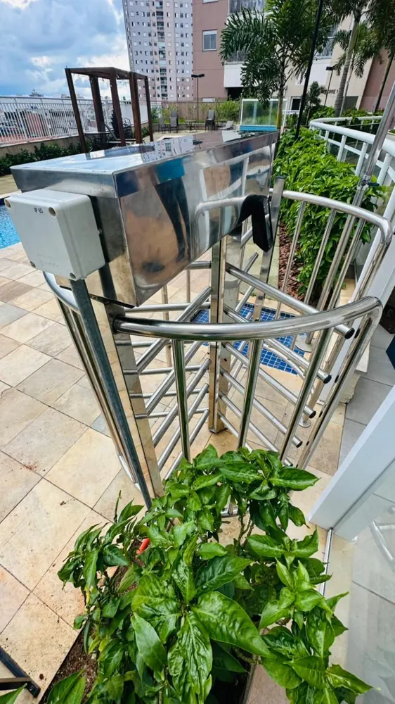 Torniquete inox no acesso à piscina de condomínio